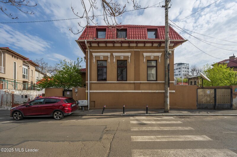 Piata Gemeni. O casa cu trecut, in inima orasului - eleganta clasica, stil actual