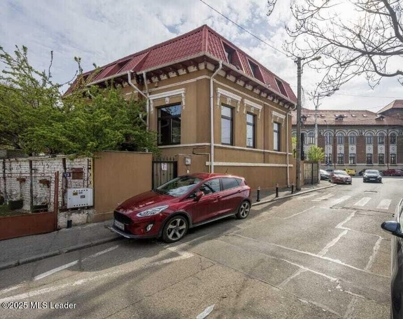 Piata Gemeni. O casa cu trecut, in inima orasului - eleganta clasica, stil actual