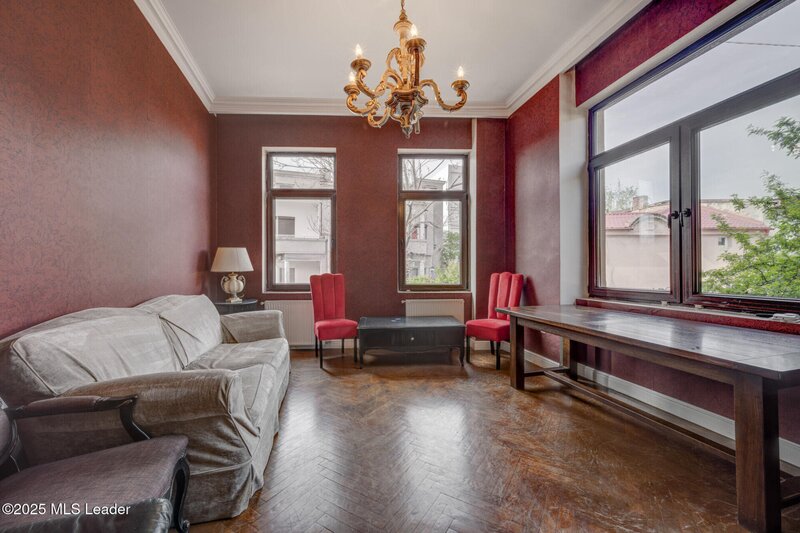 Piata Gemeni. O casa cu trecut, in inima orasului - eleganta clasica, stil actual