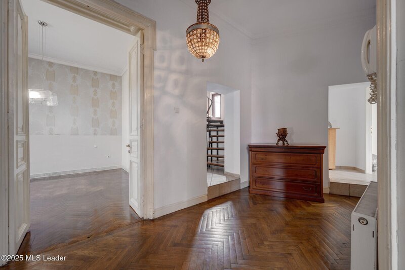 Piata Gemeni. O casa cu trecut, in inima orasului - eleganta clasica, stil actual