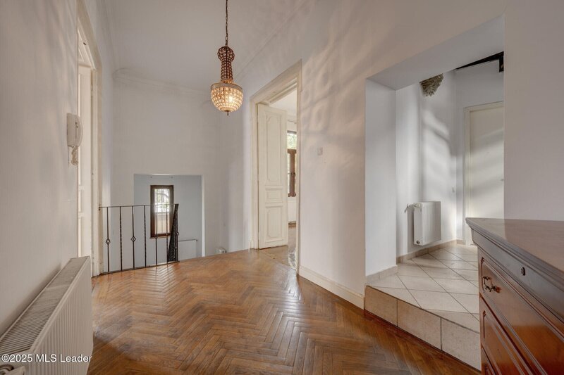 Piata Gemeni. O casa cu trecut, in inima orasului - eleganta clasica, stil actual