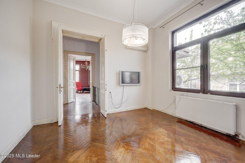 Piata Gemeni. O casa cu trecut, in inima orasului - eleganta clasica, stil actual