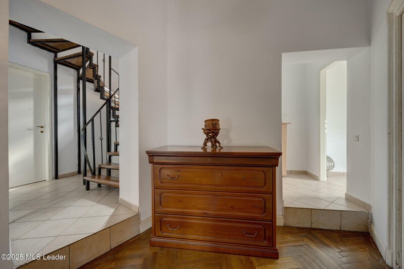 Piata Gemeni. O casa cu trecut, in inima orasului - eleganta clasica, stil actual