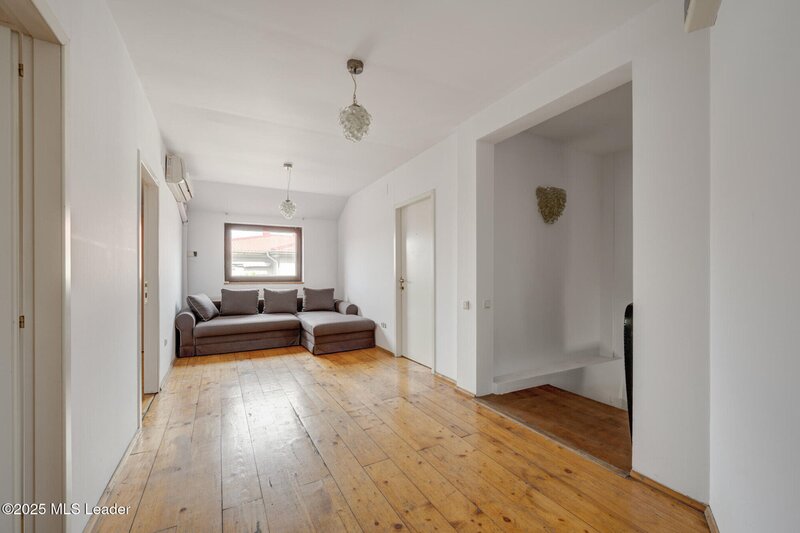 Piata Gemeni. O casa cu trecut, in inima orasului - eleganta clasica, stil actual